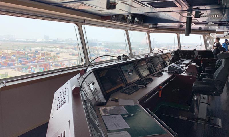 據為該船提供攬貨服務的利勝地中海航運（上海）有限公司董事總經理朱競透露，天津港是中國北方門戶港口，輻射廣闊的內陸腹地，而且航道、泊位條件均適合停靠，所以‘地中海古爾松’輪將首航選在了天津港。圖為7月8日拍攝的“地中海古爾松”輪駕駛室。（新華社記者 毛振華 攝）