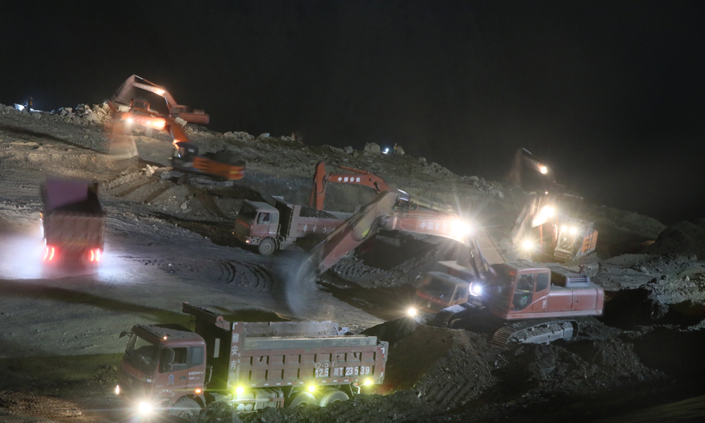 圖為6月16日拍攝的夜間施工現場。（李明 攝）