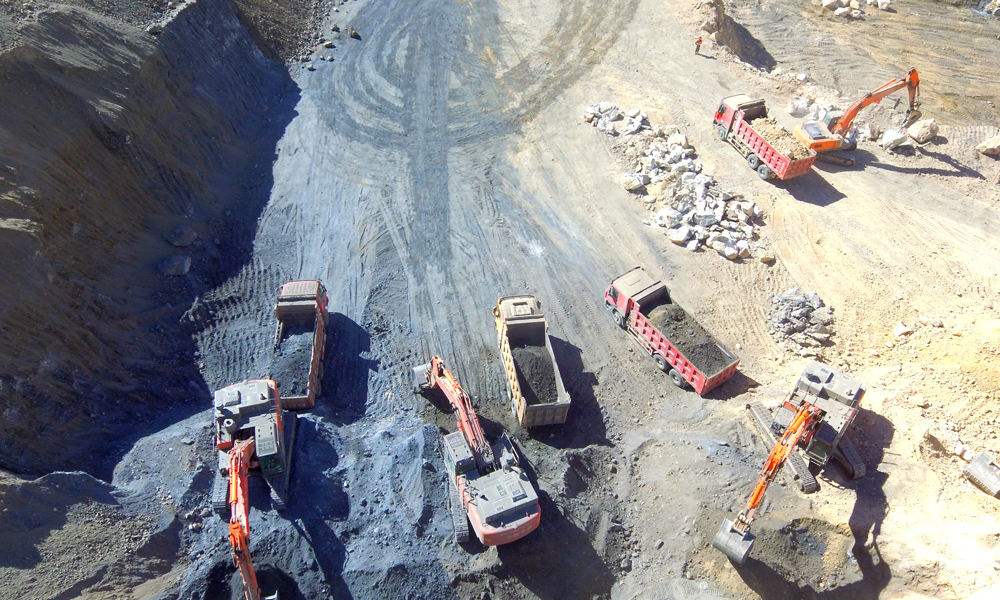 金沙江白格堰塞湖左岸殘體應急處置工程在60天內完成約245萬方的開挖轉運方量，平均每天4.9萬方，最高強度6.7萬方。為保證工程迅速開工，中國安能第三工程局按照搶險救援模式，迅速啟動應急響應。圖為6月24日，無人機航拍的工程施工現場。（李明 攝）