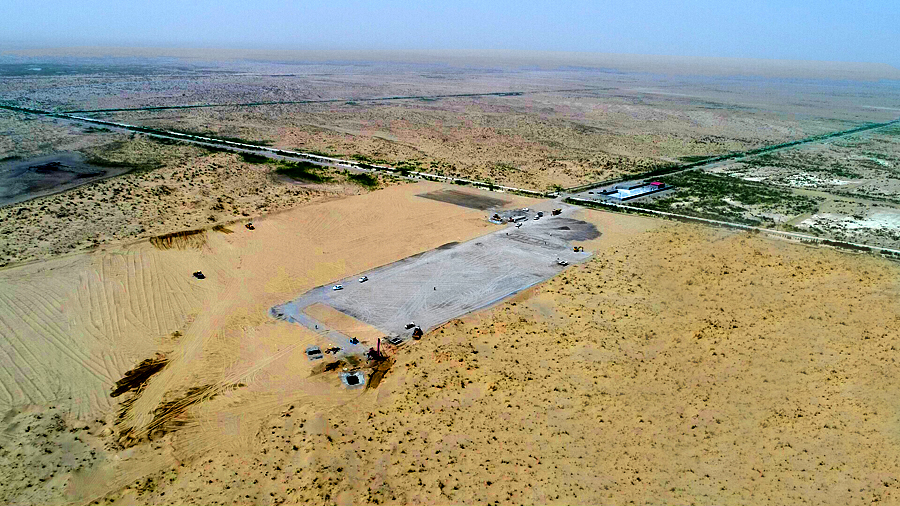 日前，由中國鐵建所屬中鐵十四局承建，地處世界第二大沙漠——塔克拉瑪干沙漠南部邊緣的和若鐵路全線唯一沙漠制梁場且末梁場開工建設。圖為制梁場一隅。
