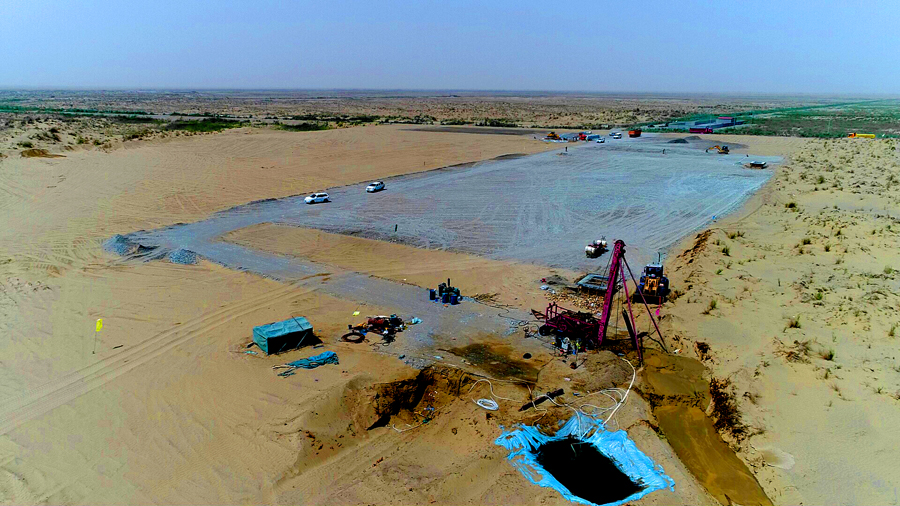 且末梁場位于新疆巴州且末縣境內，占地約162畝，承擔976片T梁預制任務，為全線唯一的沙漠梁場。梁場所在地區氣候干旱，水資源匱乏，風沙天氣多，晝夜溫差大，且為風沙地貌，地質條件極差，加之當地沒有鐵路，給施工組織帶來很大困難。圖為施工現場。