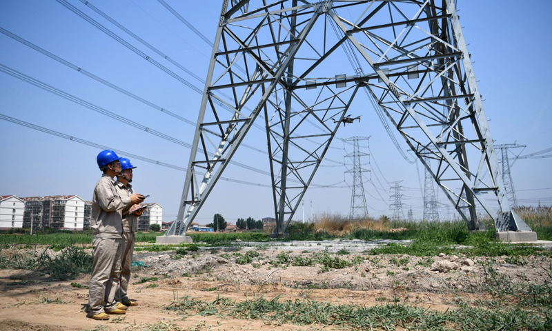 6月24日，天津氣象部門發布高溫橙色預警信號，部分地區最高氣溫超過37℃。國家電網天津檢修公司特高壓輸電運檢室無人機巡檢班的電力工人依照“迎峰度夏特巡”要求，在魯固、錫泰、廊河三條特高壓輸電線路并行處開展無人機巡檢工作，確保輸電安全。圖為6月24日，電力工人操作無人機準備開始巡檢工作。（新華社記者 李然 攝）