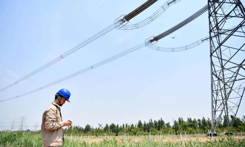 圖為6月24日，電力工人操作無人機進行巡檢工作。（新華社記者 李然 攝）