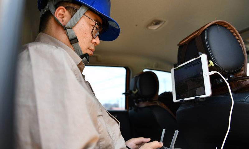 圖為6月24日，電力工人操作無人機進行巡檢工作。（新華社記者 李然 攝）