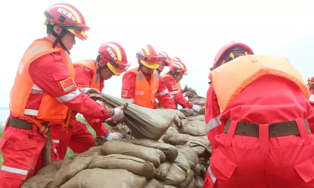圖為搶險隊員搭設土袋子堰。