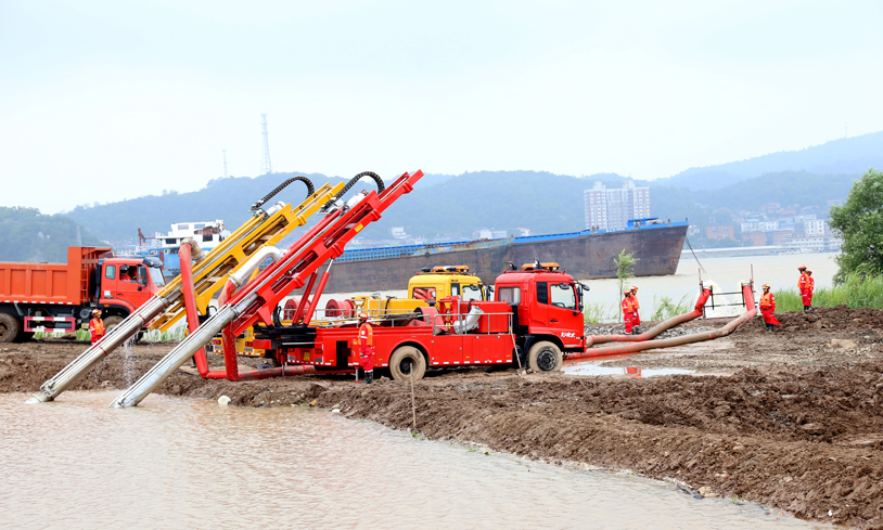 圖為龍吸水正在作業。