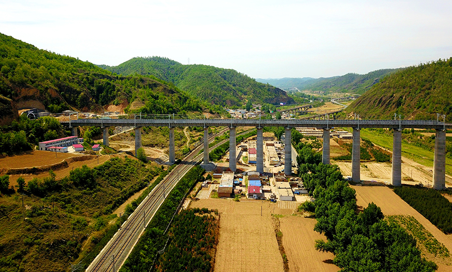 近日，隨著全橋聲屏障安裝檢測結束，由中國鐵建所屬中鐵二十局承建的“蒙陜段第一高橋”——蒙華鐵路跨包西鐵路特大橋全面完工。該橋位于革命圣地延安境內，全長646.1米，有空心橋墩16個，最高空心墩柱高達58米，高度為蒙華鐵路蒙陜段119座大中橋梁之首，是蒙陜段重點控制性工程。圖為蒙華鐵路蒙陜段第一高橋全面完工。（許崗 攝）
