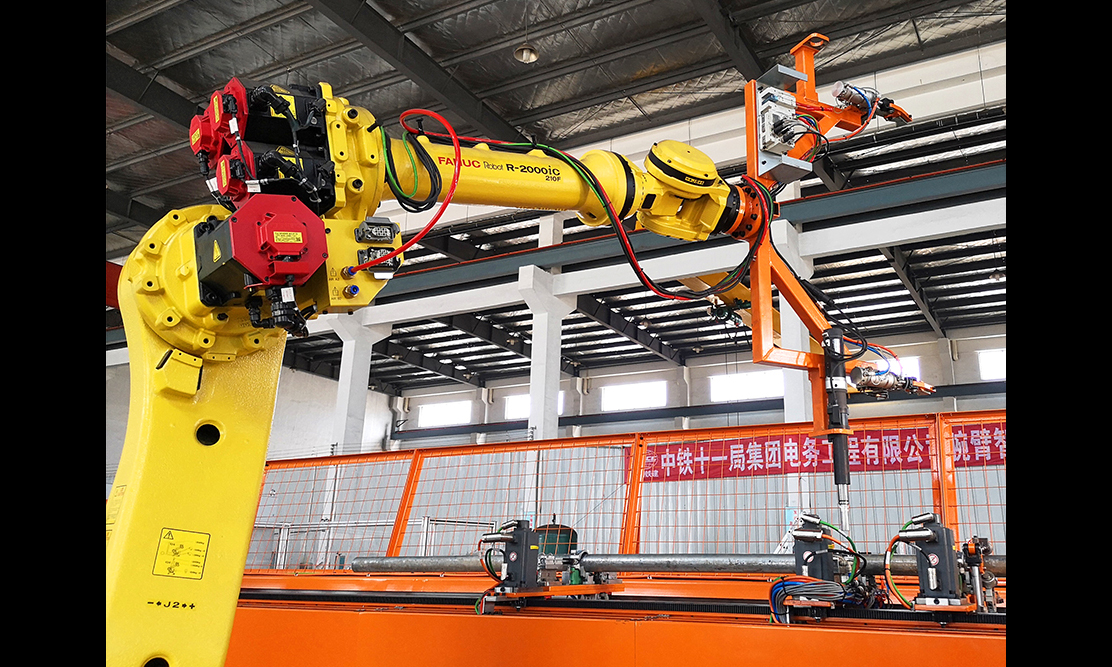 近日，由中國鐵建所屬中鐵十一局電務公司與鐵四院電化處共同研發的高鐵接觸網腕臂智能化生產線，通過中國鐵建對該生產線課題的中期檢查，這是全國首例采用工業機器人的高鐵接觸網腕臂智能化生產線。目前，該生產線已生產了5000余套腕臂，并在漢十高鐵成功應用。圖為機器人作業。