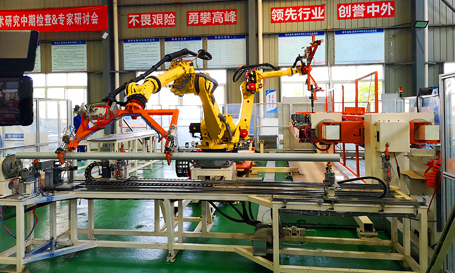 接觸網腕臂預配是高速鐵路接觸網施工關鍵工序，存在施工機械化普及率低、人工預配誤差不受控等特點。為提升施工精度，中鐵十一局與鐵四院于2018年組建聯合攻關小組，目前已取得接觸網建造“大數據中心”、智能數控預配中心、生產線智能控制系統等系列成果。圖為智能化腕臂預配車間。