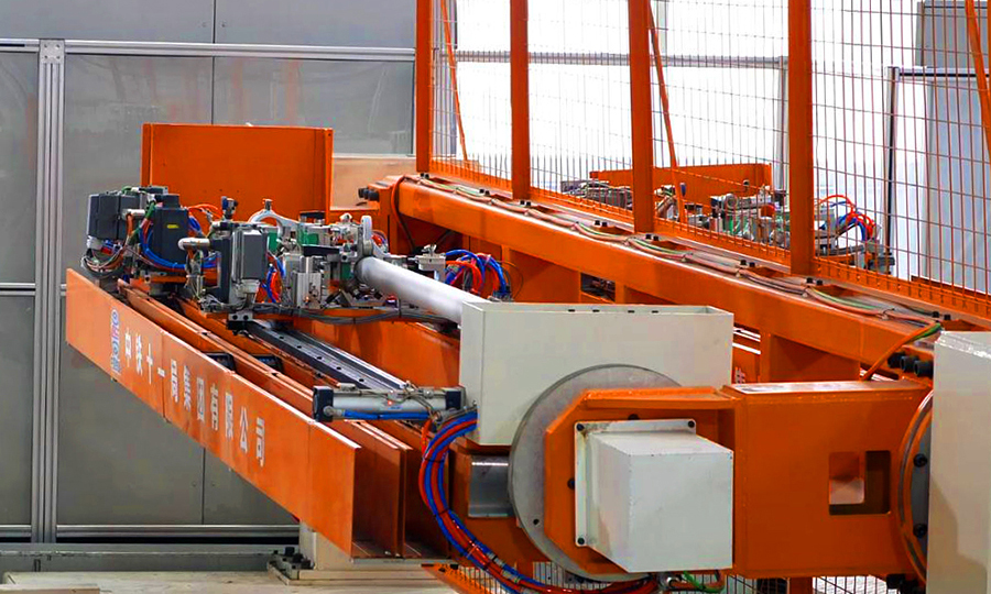 為確保生產實效，課題組在行業內率先搭建智能化腕臂預配車間，由兩臺法蘭克機器人、全自動切割平臺等組合而成，能夠直接讀取腕臂預配參數，智能完成信息噴碼、切割、轉運、螺栓按力矩擰緊、裝配零部件等工序，實現力矩偏差小于0.1牛米（扭矩的單位）、裝配誤差小于2毫米的高精度生產目標。圖為平斜腕臂裝配。