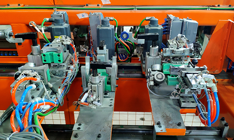 此外，腕臂均帶有唯一二維碼“身份證”，實現可追溯、全生命周期信息化管理。據綜合測算，智能化生產線的產能為人工預配的5倍，單套腕臂預配成本卻僅為人工預配的一半。圖為卡件固定。