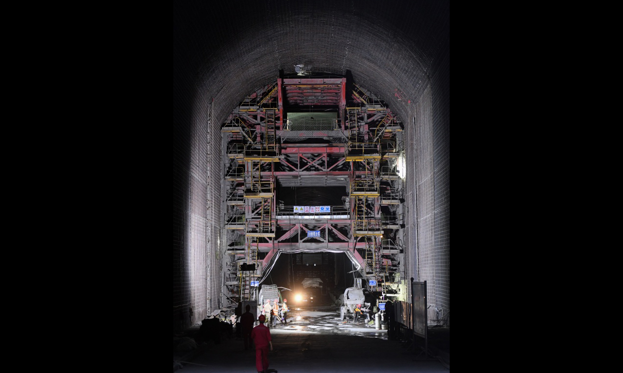 圖為5月31日，烏東德水電站泄洪洞中的鋼模臺車施工現場。（新華社記者 陳曄華 攝）