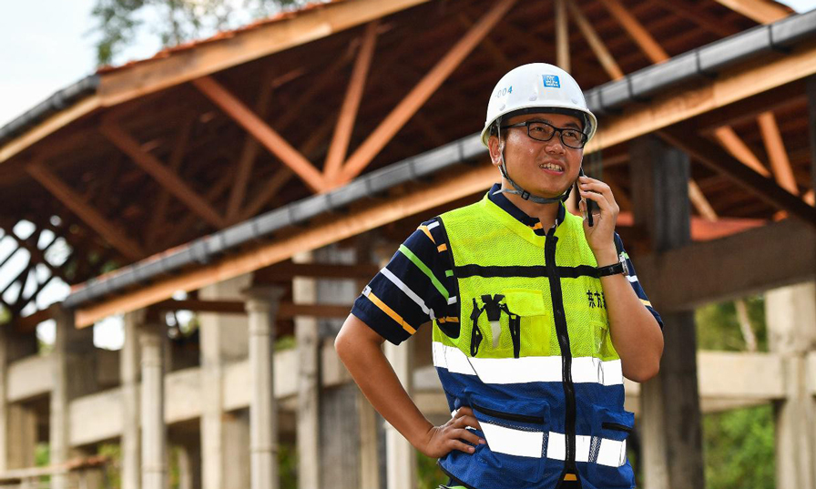 項目經理胥超正為采購一些材料與當地商戶聯系。