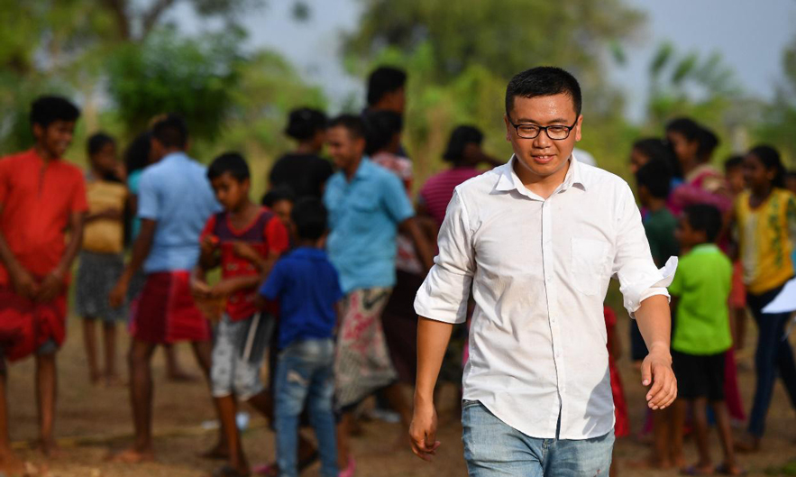 在新年聯歡上，和當地人一起享受著游戲的歡樂，讓胥超(前)少了一些疲憊。