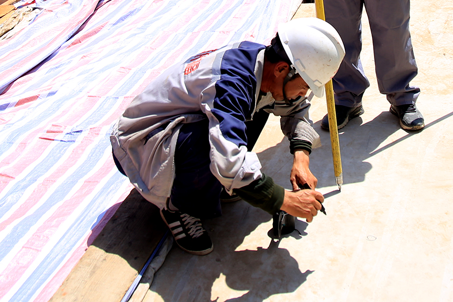 目前，京雄城際鐵路線下工程正加緊施工，以確保2020年底投入使用。這次連續梁成功完成轉體合龍為下一步橋面軌道施工創造了條件，為按計劃建成通車奠定了良好基礎，同時也為同類工程提供了技術指導。圖為測量員在記錄梁體移動數據。