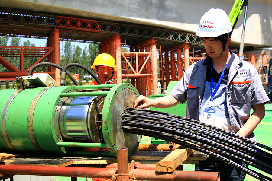 京雄城際鐵路正線全長92.78公里，北端連接北京樞紐北京西站，南端與規劃的雄安新區至商丘高鐵和石雄城際銜接，并與津保鐵路、津秦高鐵、京廣高鐵等連通，將大幅縮短京津冀地區城市間的時空距離。圖為技術員在記錄牽引鋼絞線走行距離和牽引速度。