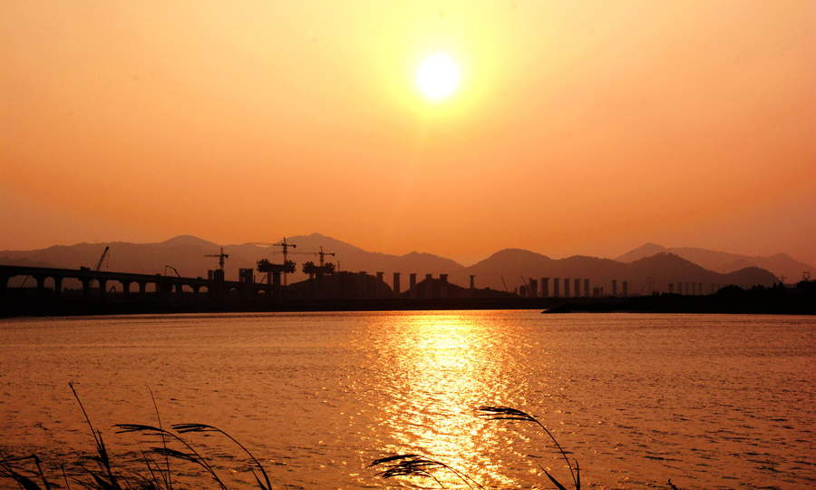 據悉，金臺鐵路是浙江省“大通道建設”的重點項目，是浙江省主導建設的第一條電氣化鐵路，對暢通浙江沿海及金臺沿線與浙中地區、皖贛及中西部地區的貨運交流、促進沿線社會經濟發展具有重要意義。金臺鐵路建成后，還將徹底結束浙江省仙居、磐安等縣無鐵路的歷史。圖為黃昏下的靈江特大橋。