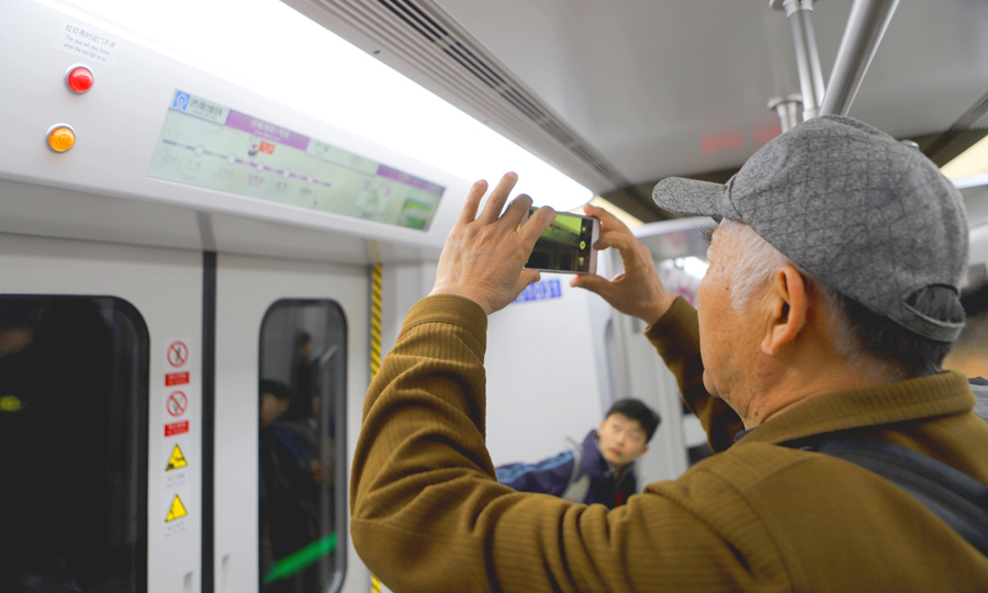 濟南地鐵1號線正式商業運營對于完善濟南城市綜合交通體系、增強城市功能品質、拓展省會發展空間，打造全國新舊動能轉換綜合試驗區，具有十分重要的意義。圖為市民在車廂內拍照留念。
