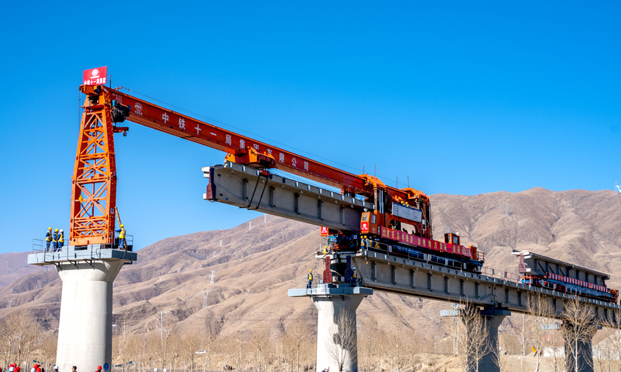 圖為架橋機出梁過程。