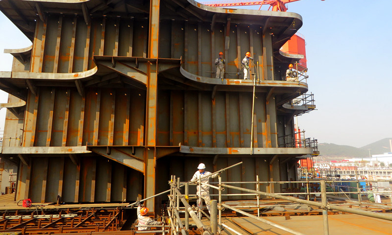 圖為3月10日，中國海油海油工程殼牌企鵝FPSO項目船體建造現場，中國海油高空“衛士”正在全力搭建安全作業平臺。