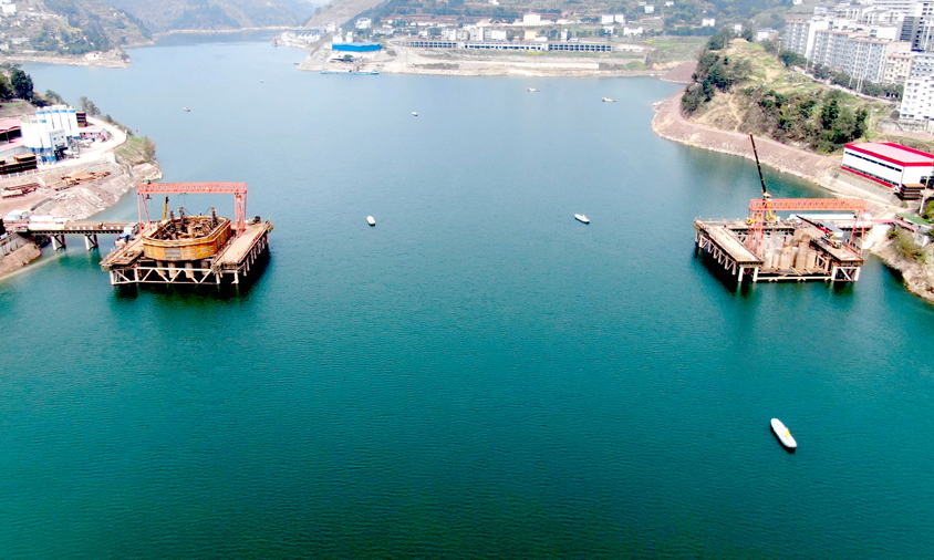 3月7日，中國鐵建所屬中鐵十一局集團承建的“國內第一深水樁”鄭萬高鐵彭溪河多線特大橋首節深水鋼圍堰（臨時性圍護結構）成功下放，標志著大橋施工取得突破性進展，為全線早日建成通車打下了堅實的基礎。圖為航拍建設中的彭溪河多線特大橋。（鞠芝勤 攝）