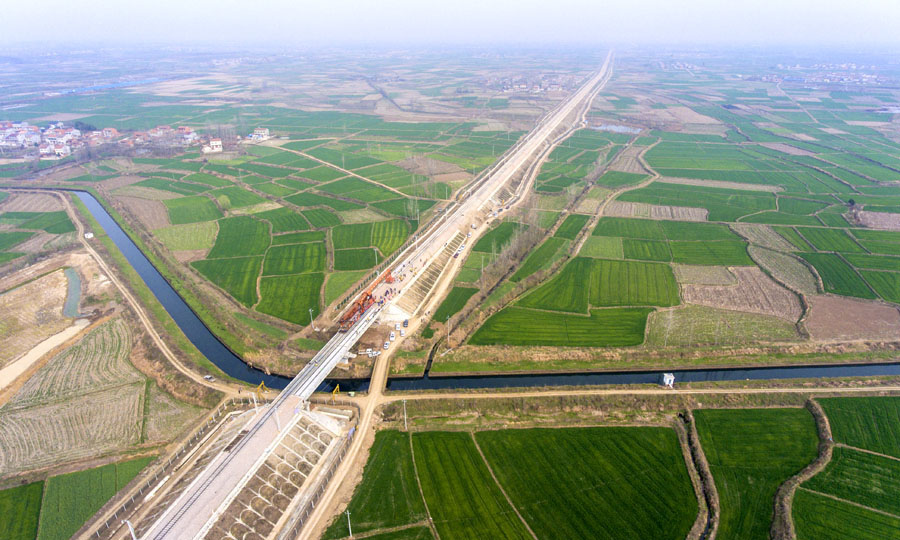 3月11日，隨著湖北省宜城市小河鎮蒙華鐵路蠻河特大橋一組鐵軌鋪設到位，由中國鐵建所屬中鐵十一局承建的湖北荊門至襄陽區間線路接軌順利完成，標志著蒙華鐵路湖北段全線鋪軌貫通，也為蒙華鐵路今年10月1日通車奠定基礎。圖為無人機拍攝的蒙華鐵路蠻河特大橋鋪軌作業現場。