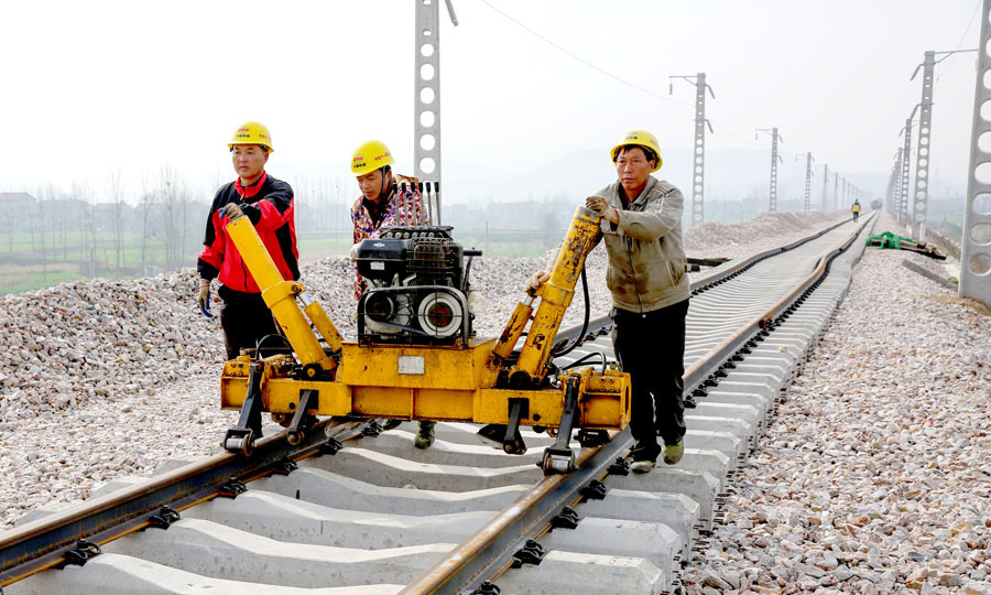 圖為施工人員在調整軌道位置。