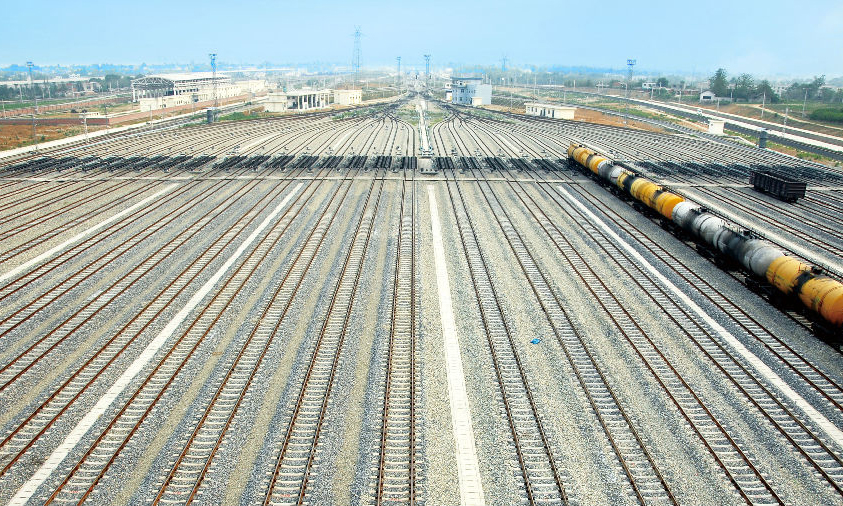 中國通號世界首創、擁有完全自主知識產權的編組站自動化系統（CIPS），實現貨運車站調車和編組作業智能化、自動化，助力我國鐵路貨運效率達到全球最高水平。目前該系統已應用于亞洲最大編組站——鄭州北站以及成都北、貴陽南、武漢北等大型貨運車站，市場占有率達60%以上。