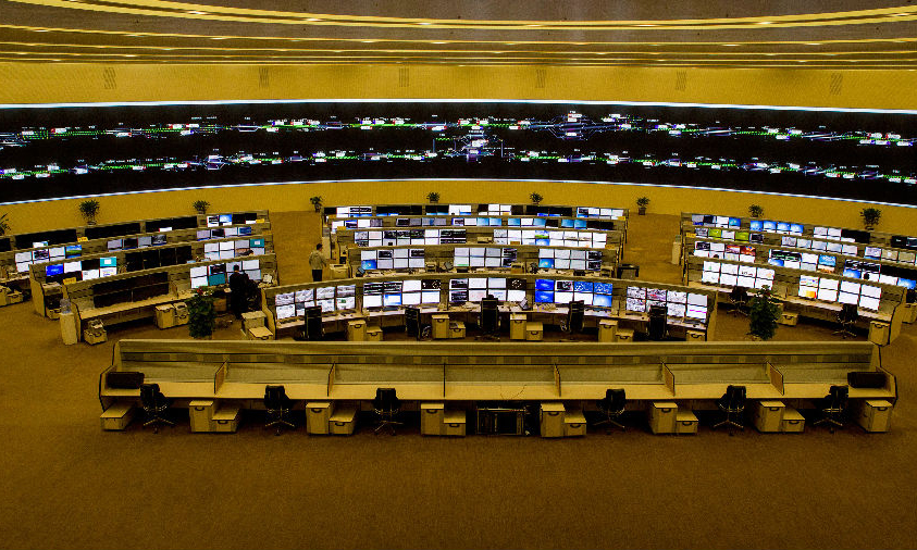 鐵路綜合智能運行維護管理系統使高鐵運維自動化，該系統用于中國通號全部在軌運用系統裝備的在線安全保障和維護，實現了對高鐵、城際、城市軌道交通等在軌設備的實時狀態監督、故障預警、故障定位、故障再現和自動遠程診斷，處于世界領先水平。綜合運輸調度指揮系統打造統一的運輸調度集成信息平臺，打破了國內按專業各自為政的建設模式，使營銷與運輸計劃，運輸計劃與調度指揮，運輸生產與施工、設備維護緊密結合，實現信息閉環。該系統已應用于海外首條全中國標準的蒙內鐵路。圖為中國通號打造的中國鐵路總公司調度指揮中心。