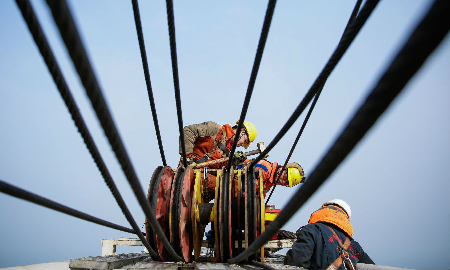 2月26日，海油工程渤海灣曹妃甸11-1/11-6油田綜合調整項目CEPI導管架順利吊裝，完成今年國內首次海上結構物大型吊裝作業。該導管架為八腿中心平臺，重達2927噸。海油工程安裝事業部各施工單位通力配合，克服作業船與老平臺距離過近帶來的就位困難，吊裝全程僅耗時2.5小時，實現僅0.5米位置偏差的超精準就位，為項目后續工程提供了有力保障。圖為吊裝現場。（李盼 劉超 張浩明 攝影報道）
