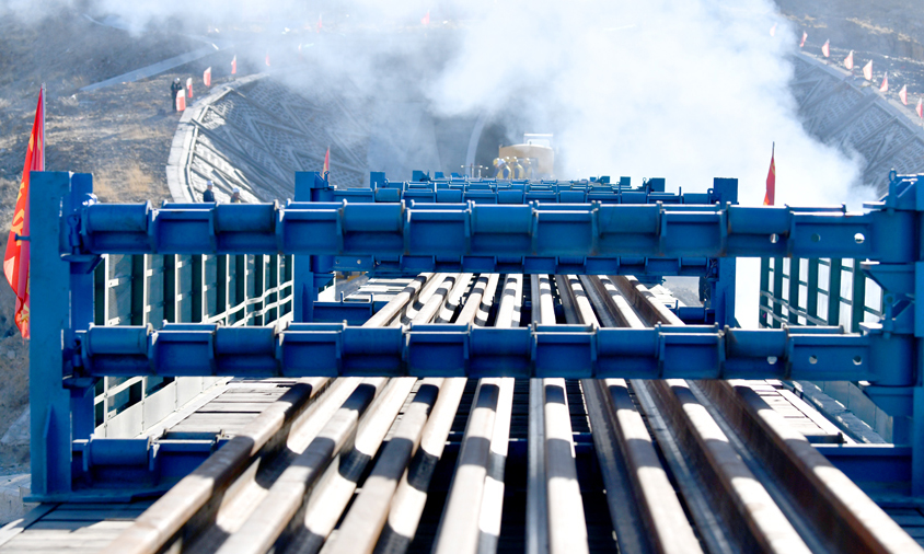 拉林鐵路為單線電氣化Ⅰ級鐵路，設計時速160公里，新建正線全長403.144公里，中鐵十一局三公司承擔全線鋪軌任務。圖為工作人員在香嘎山隧道鋪設長鋼軌。