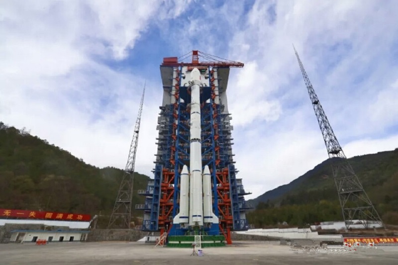 圖為長三乙火箭佇立在塔架旁。
