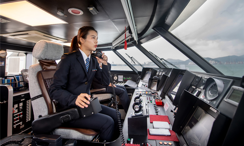 中國內地首位高速客船女駕駛員何倩倩，畢業于上海海事大學航海技術系，目前在招商局集團旗下招商蛇口郵輪事業部迅隆船務高速客船迅隆7任三副駕駛員，是招商局集團唯一一位女性高級船員。圖為3月5日，何倩倩在駕駛高速客船。（唐蜀全 攝）