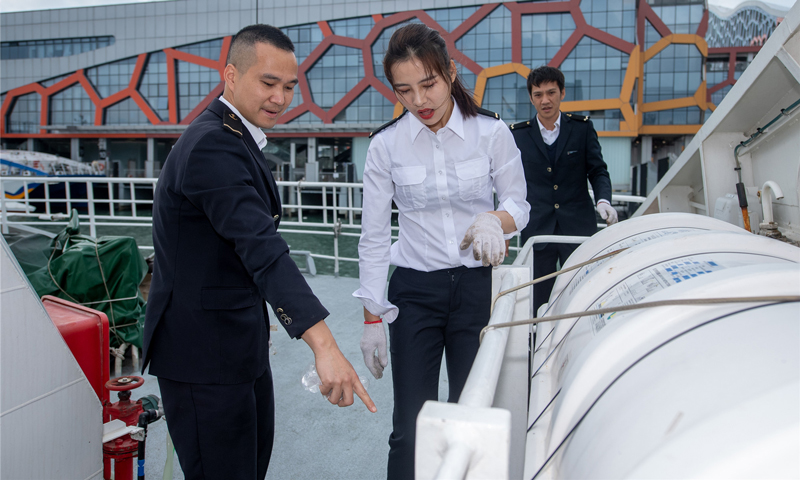 圖為3月5日，何倩倩和同事在開航前檢查客船設備。（唐蜀全 攝）