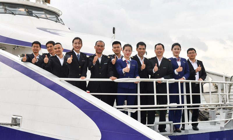回想起第一次駕駛高速船的經歷，何倩倩覺得自己像指揮著千軍萬馬的將軍，有自豪感也懷揣慌張與局促。她所駕駛的高速客船，載客296人，春節期間每天接送出行的乘客達到2000人以上。圖為3月5日，何倩倩與團隊同事在高速客船上合影。（唐蜀全 攝）