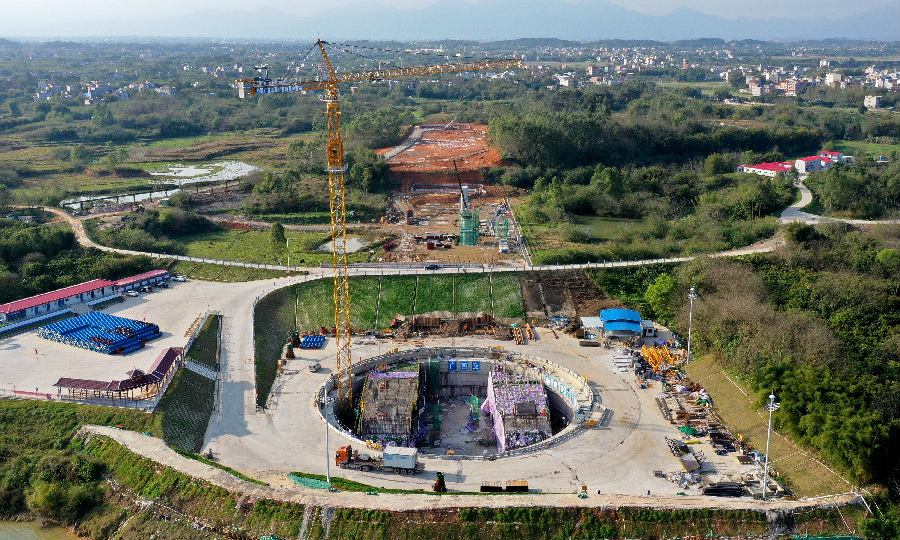 目前，平南三橋已完成所有主橋拱座基礎及引橋樁基施工，即將進入拱座、引橋下構及纜索系統地錨施工階段。2020年，世界拱橋大會將在這里舉行。圖為施工現場。（黃煥亮 攝）