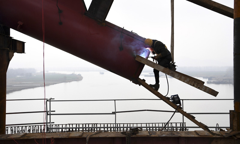 商合杭鐵路由河南商丘站引出，途經安徽亳州、阜陽、合肥等地區，在蕪湖跨越長江，引入杭州站，線路全長794.55公里，設計時速350公里。圖為2月27日，施工人員為商合杭鐵路跨淮河特大橋鋼管拱提升合龍做施工準備。（新華社記者 劉軍喜 攝）