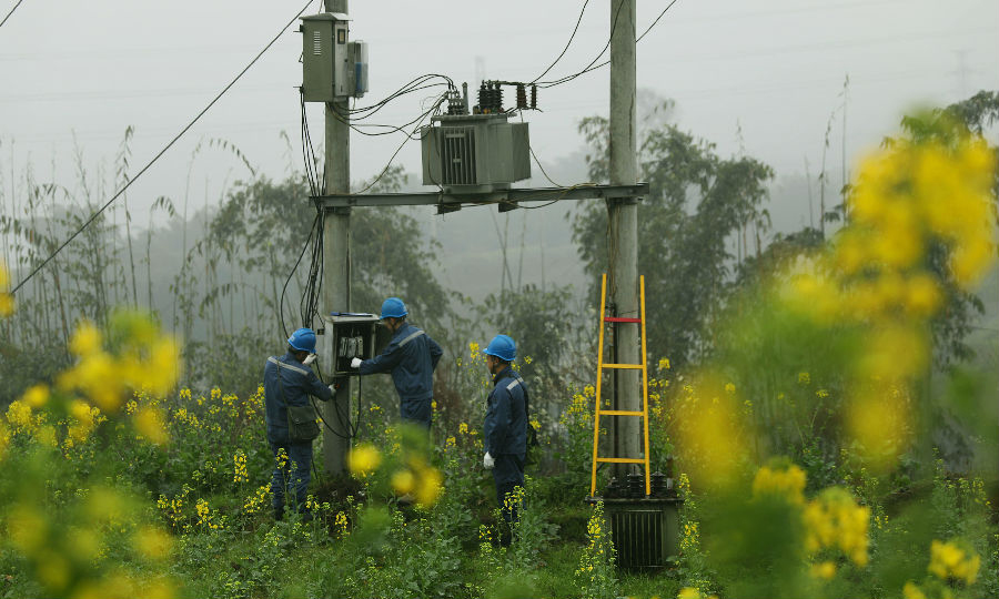 2月23日，南方電網貴州赤水供電局黨員服務隊在天臺鎮星光村檢查維護農業用電設備。