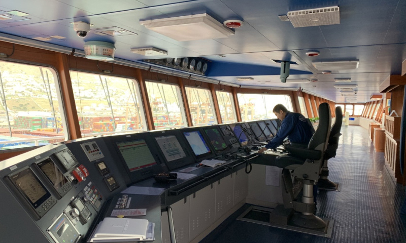 中國超大型集裝箱貨輪“中遠海運雙魚座”輪在經過近一個月的航行后于2月15日抵達歐洲，?？肯ＥD比雷埃夫斯港，這是此貨輪今年1月15日交付以來首次航行。圖為2月15日，在希臘比雷埃夫斯港，工作人員在“中遠海運雙魚座”輪駕駛室內查看儀表。（新華社記者 于帥帥 攝）