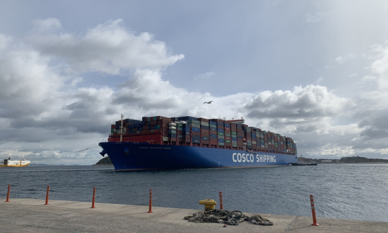 圖為2月15日，在希臘比雷埃夫斯港，“中遠海運雙魚座”輪進港。（新華社記者 于帥帥 攝）