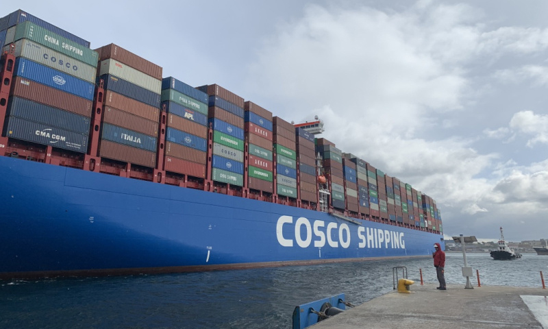 圖為2月15日，在希臘比雷埃夫斯港，“中遠海運雙魚座”輪進港。（新華社記者 于帥帥 攝）