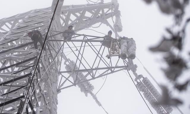 圖為2月12日，國網武漢市黃陂區供電公司工作人員在進行搶修作業。（新華社記者 肖藝九 攝）