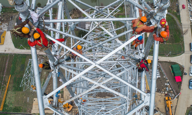 圖為2月1日，施工人員正在新建鐵塔上進行施工作業。（新華社記者 徐昱 攝）