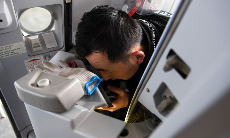 圖為1月17日，在東航技術甘肅分公司，檢修人員檢修飛機客艙艙門。（新華社記者 范培珅 攝）