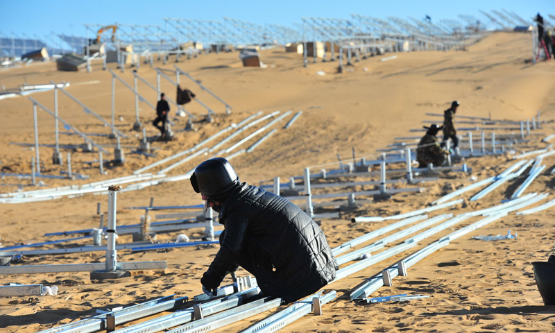 圖為工作人員組裝支架。