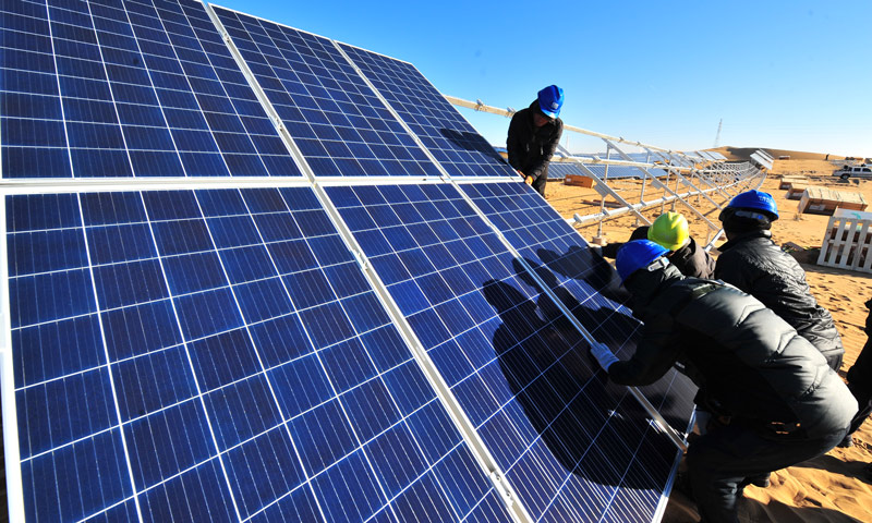 圖為工作人員安裝光伏板。