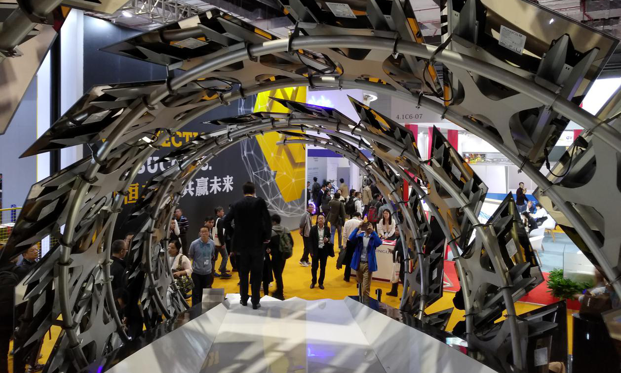 圖為首屆進博會現場，德國的太陽能企業Avancis展出一套充滿未來感的光伏一體化建筑。（國資報告記者 原詩萌 攝影報道）