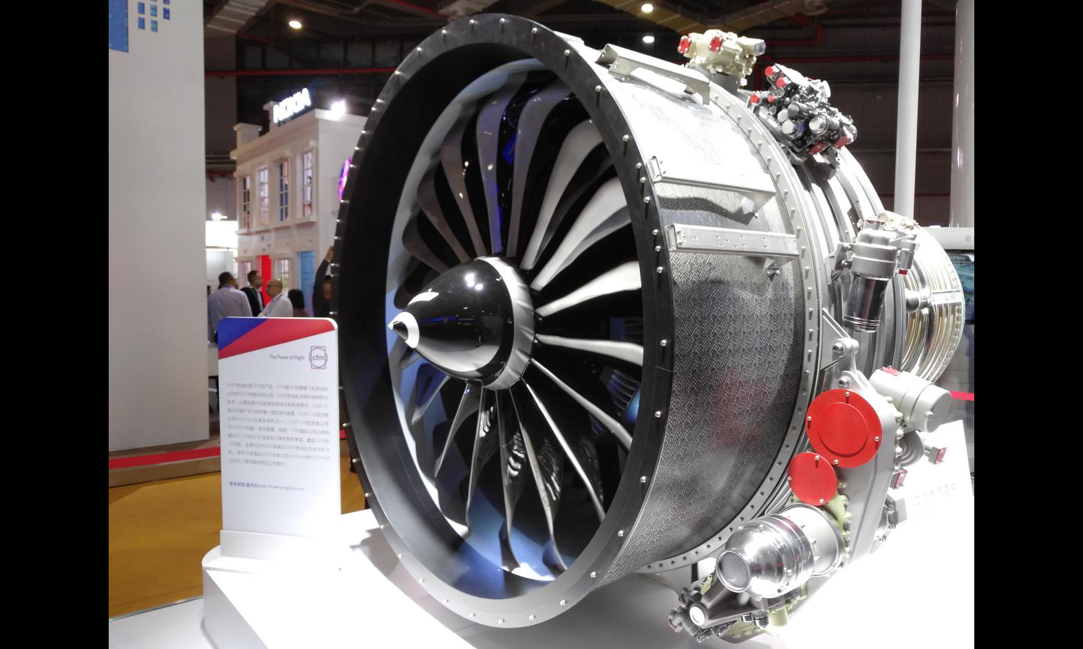 美國GE公司展出的LEAP發動機是GE和賽峰的合資公司CFM的產品。其中，LEAP-1C是C919國產大飛機的動力裝置，LEAP-1A是空客公司A320neo可選發動機之一，LEAP-1B是波音公司B737MAX的動力裝置。（國資報告記者 原詩萌 攝影報道）