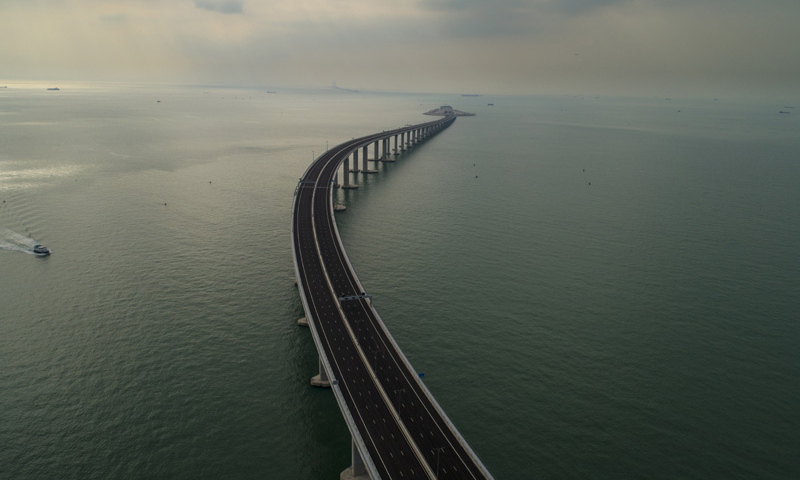 圖為10月13日無人機拍攝的港珠澳大橋香港段。（新華社記者 呂小煒 攝）
