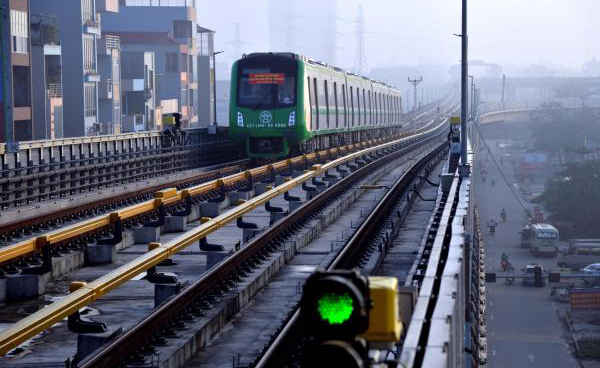 由中鐵六局集團有限公司總承包建設的越南首條城市輕軌20日在河內開始試運行，為下一步進入商業運營奠定基礎。 圖為9月20日在越南河內拍攝的參與試運行的輕軌客車。 新華社發（吳明進攝）